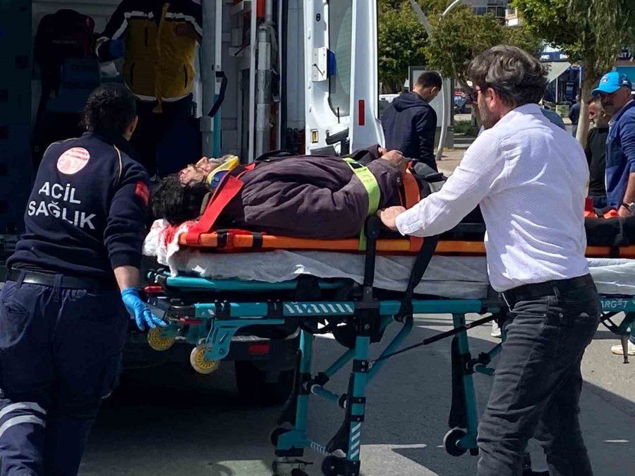 Antalya’da Otomobille Motosiklet Çarpıştı: 2 Yaralı