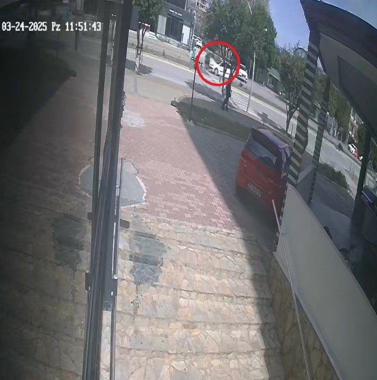 Antalya’da Otomobille Motosiklet Çarpıştı: 2 Yaralı