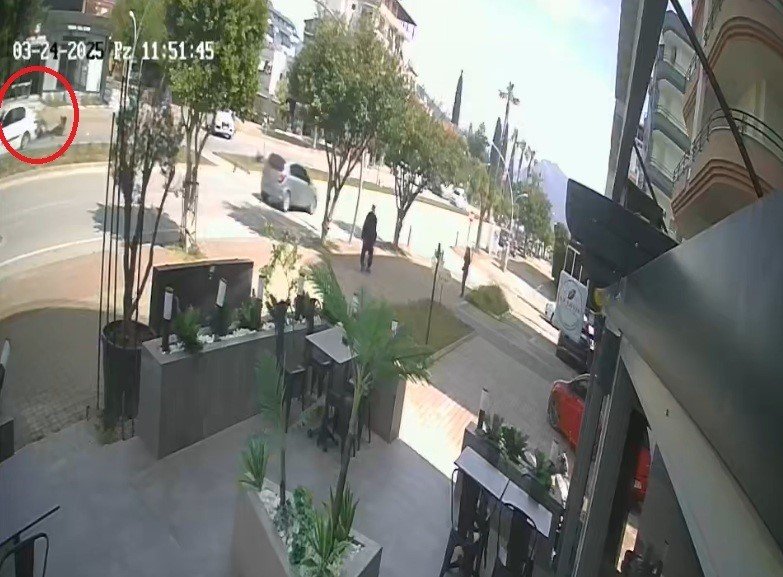 Antalya’da Otomobille Motosiklet Çarpıştı: 2 Yaralı