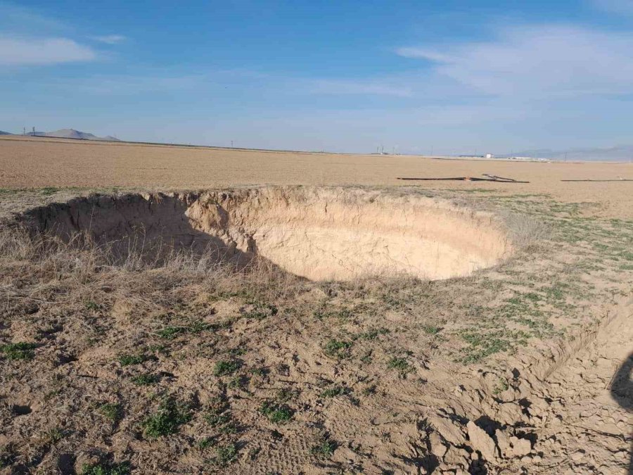 Yıllar Önce Toprak Doldurduğu Obruk Tekrar Çöktü