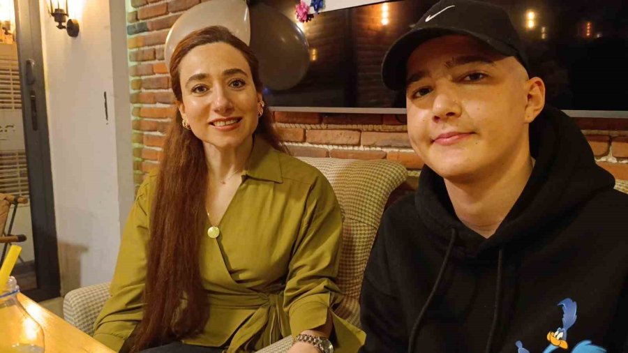 Lenf Kanseriyle 3 Yıldır Mücadele Eden Gence, Kanseri 3 Kez Yenen Kadından Moral Pastası