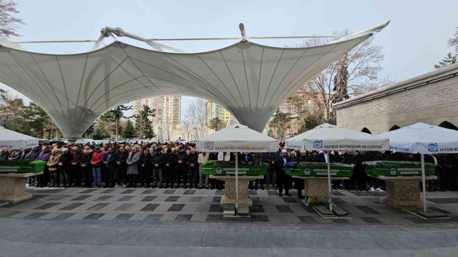 Kızı Tarafından Defalarca Bıçaklanarak Öldürülen Anne Son Yolculuğuna Uğurlandı