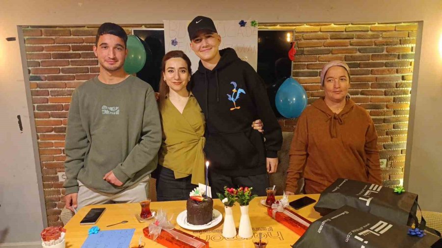 Lenf Kanseriyle 3 Yıldır Mücadele Eden Gence, Kanseri 3 Kez Yenen Kadından Moral Pastası