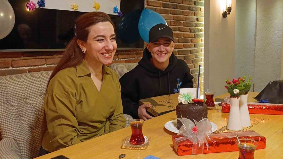 Lenf Kanseriyle 3 Yıldır Mücadele Eden Gence, Kanseri 3 Kez Yenen Kadından Moral Pastası