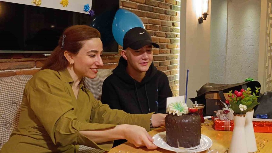 Lenf Kanseriyle 3 Yıldır Mücadele Eden Gence, Kanseri 3 Kez Yenen Kadından Moral Pastası