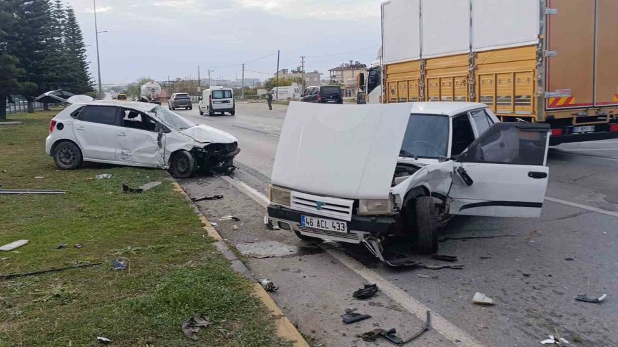 İki Otomobil Çarpıştı, Araçlar Hurdaya Döndü: 2 Yaralı