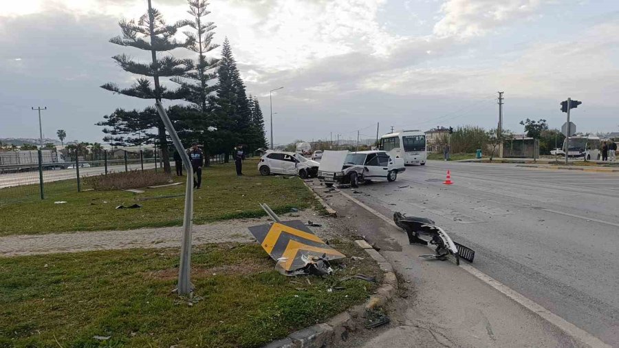 İki Otomobil Çarpıştı, Araçlar Hurdaya Döndü: 2 Yaralı