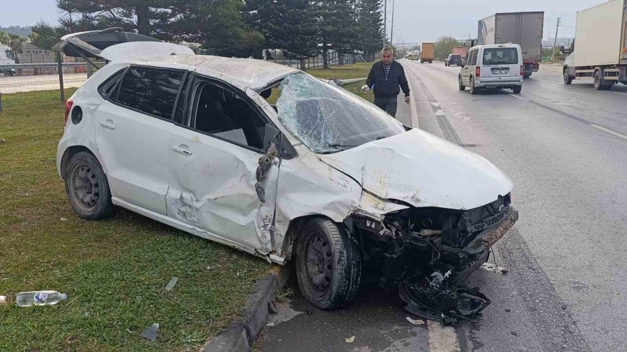 İki Otomobil Çarpıştı, Araçlar Hurdaya Döndü: 2 Yaralı