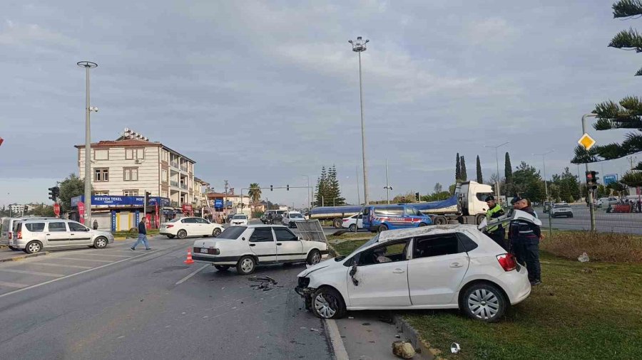 İki Otomobil Çarpıştı, Araçlar Hurdaya Döndü: 2 Yaralı