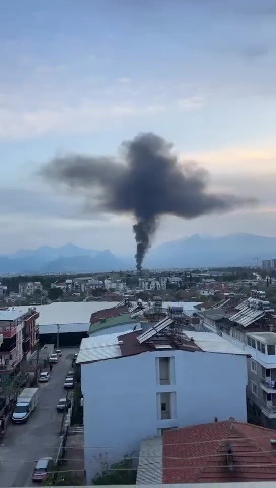 Atık Malzeme Yangınından Çıkan Dumanlar Gökyüzünü Kapladı