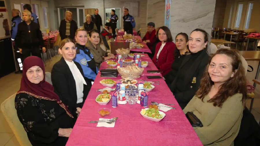 Polis Ekipleri Huzurevinde Kalan Yaşlıları Ziyaret Etti