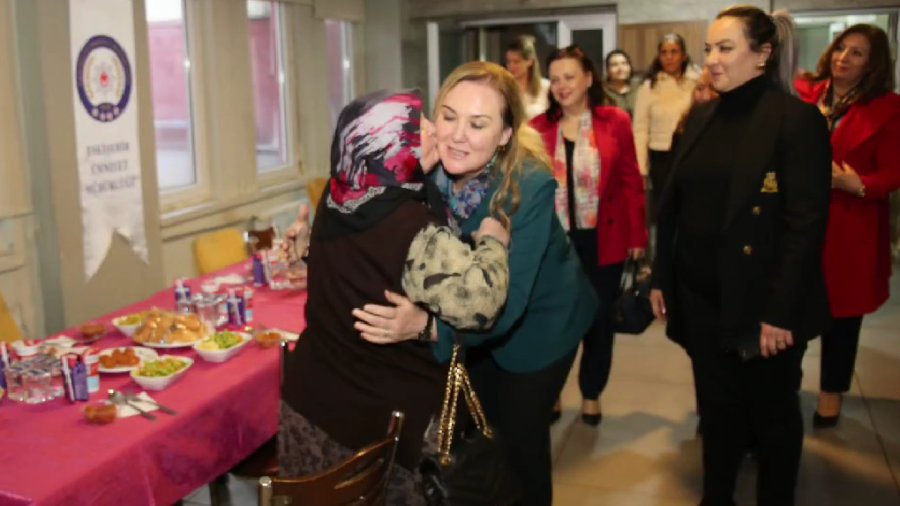 Polis Ekipleri Huzurevinde Kalan Yaşlıları Ziyaret Etti