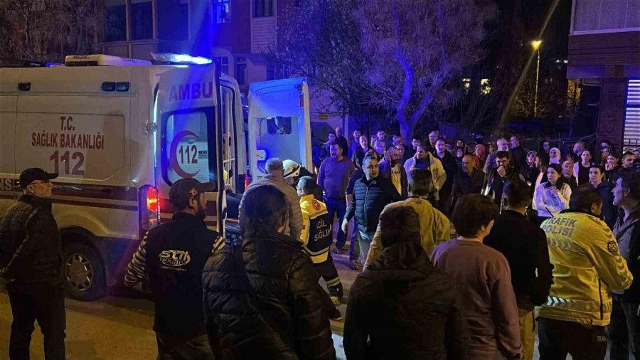 Sürcüsünün Direksiyon Hakimiyetini Kaybettiği Otomobil Yan Yattı