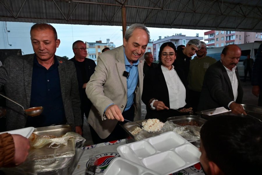 Kocagöz İftar Yemeğini Mahalle Sakinlerine Kendi Eliyle Yaptı