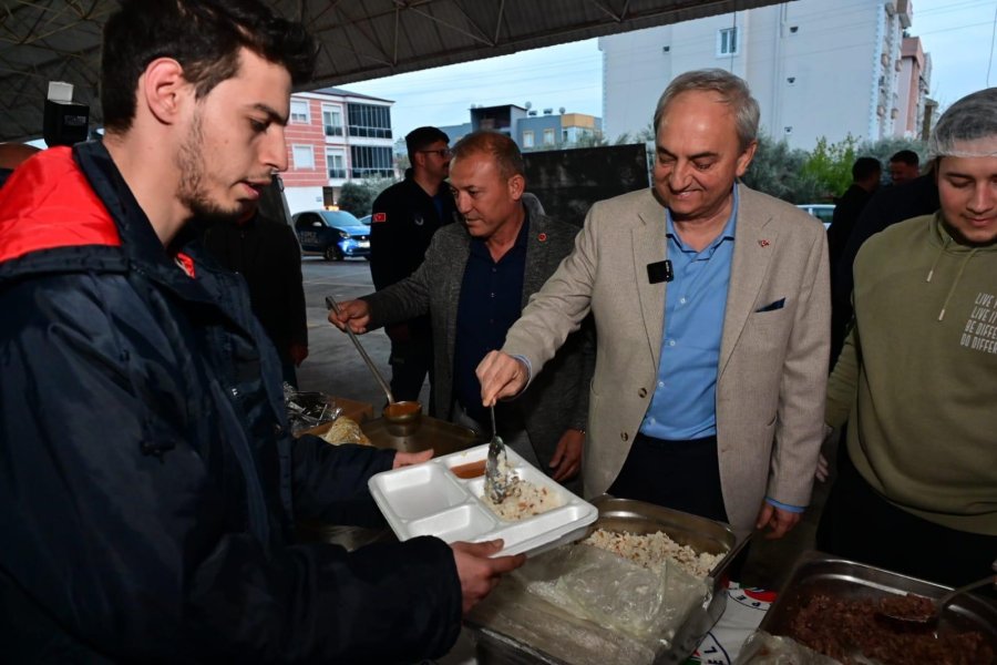 Kocagöz İftar Yemeğini Mahalle Sakinlerine Kendi Eliyle Yaptı