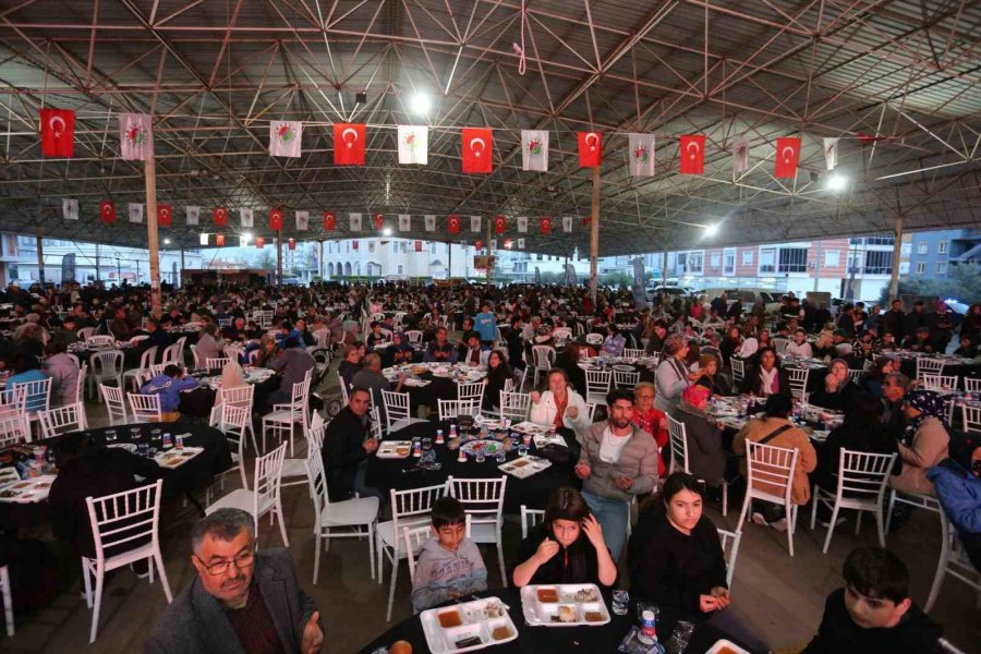 Kocagöz İftar Yemeğini Mahalle Sakinlerine Kendi Eliyle Yaptı