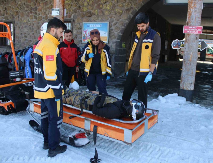 Erciyes’te Turistler Emin Ellerde