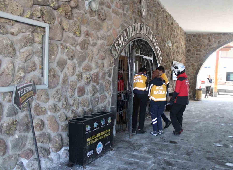 Erciyes’te Turistler Emin Ellerde