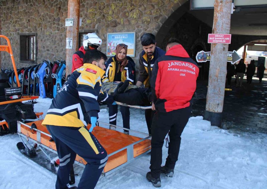 Erciyes’te Turistler Emin Ellerde