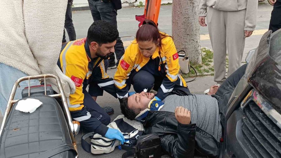 Kazayı Gören Sağlıkçı Elinde Steteskop Ve Tansiyon Aletiyle Koşup Geldi