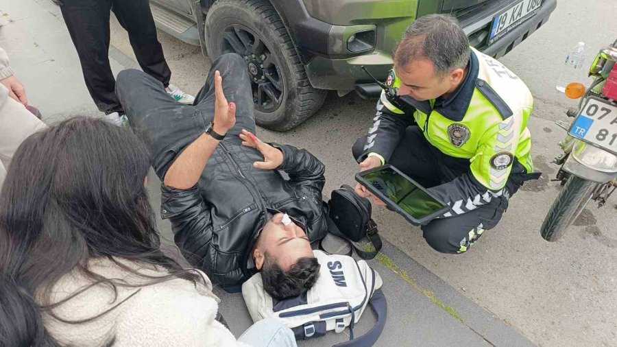 Kazayı Gören Sağlıkçı Elinde Steteskop Ve Tansiyon Aletiyle Koşup Geldi