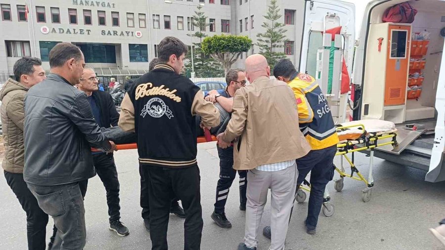 Kazayı Gören Sağlıkçı Elinde Steteskop Ve Tansiyon Aletiyle Koşup Geldi