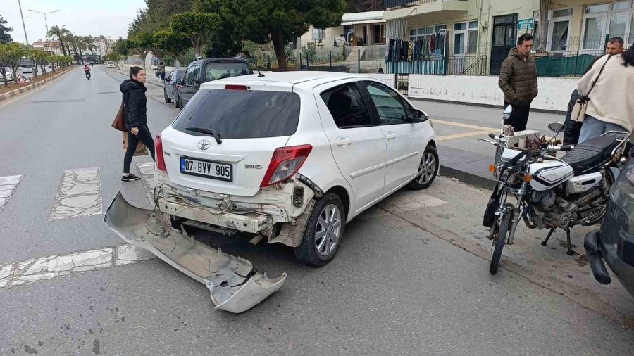 Kazayı Gören Sağlıkçı Elinde Steteskop Ve Tansiyon Aletiyle Koşup Geldi