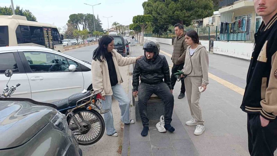 Kazayı Gören Sağlıkçı Elinde Steteskop Ve Tansiyon Aletiyle Koşup Geldi