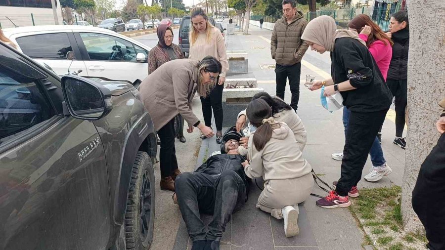 Kazayı Gören Sağlıkçı Elinde Steteskop Ve Tansiyon Aletiyle Koşup Geldi