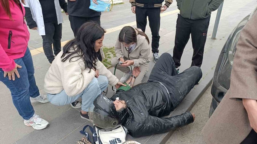 Kazayı Gören Sağlıkçı Elinde Steteskop Ve Tansiyon Aletiyle Koşup Geldi
