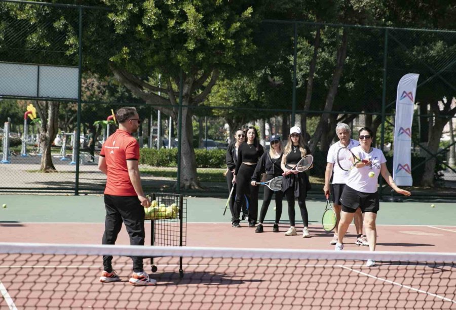 Mersin Büyükşehir Belediyesinden Ücretsiz Tenis Kursu