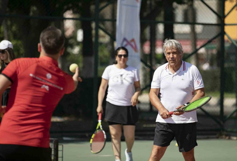 Mersin Büyükşehir Belediyesinden Ücretsiz Tenis Kursu