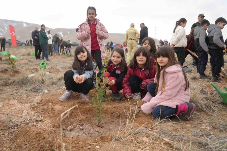 Niğde’de Bin Fidan Toprakla Buluşturuldu