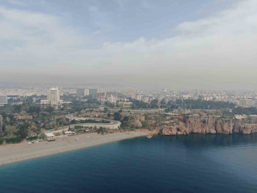 Antalya’da Gökyüzü Sarardı, Toz Bulutu Dronla Görüntülendi