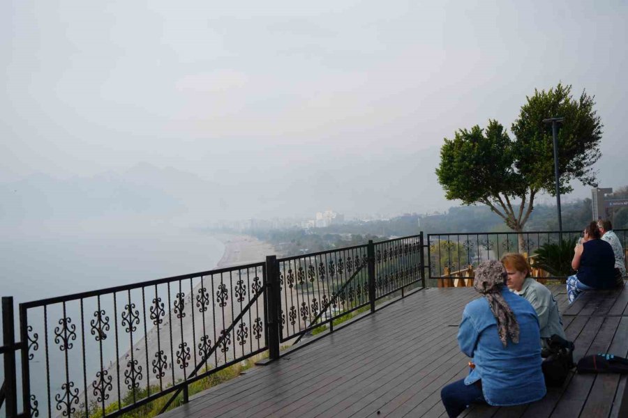 Antalya’da Gökyüzü Sarardı, Toz Bulutu Dronla Görüntülendi