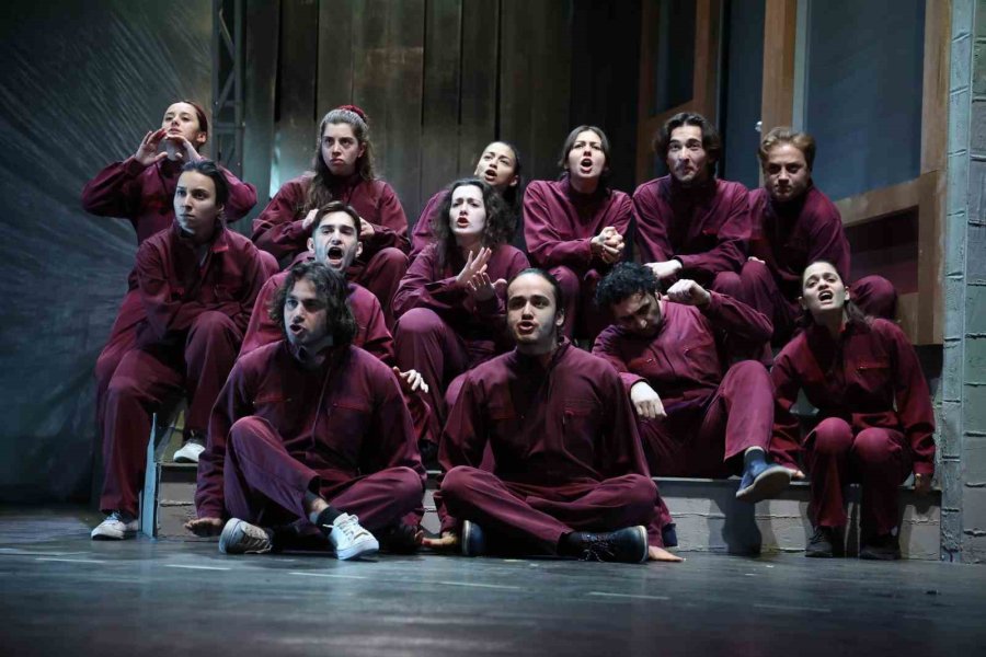 Aşt Oyunlarını Kapalı Gişe Oynuyor