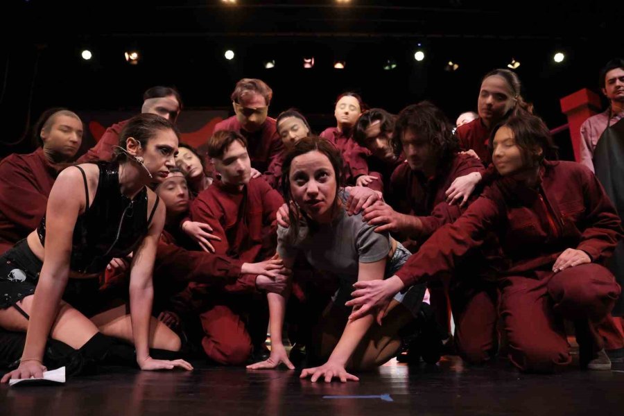 Aşt Oyunlarını Kapalı Gişe Oynuyor