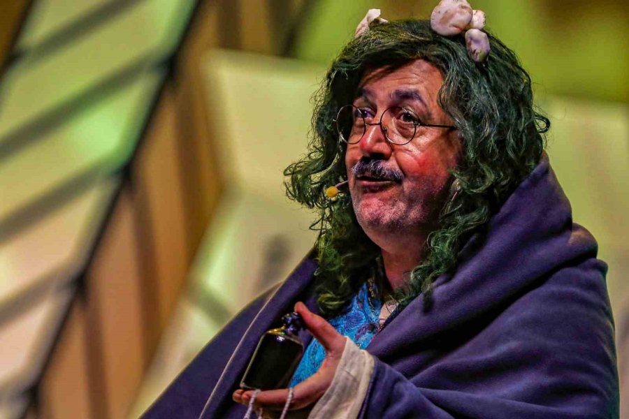 Aşt Oyunlarını Kapalı Gişe Oynuyor