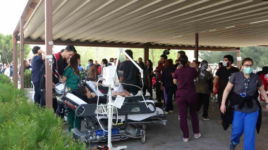 Akdeniz Üniversitesi Tıp Fakültesi Hastanesi’nde Yangında Tahliyeler Devam Ediyor