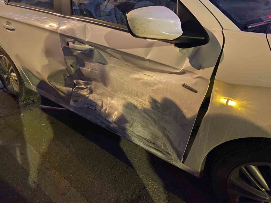 Caddede Çarpışan 2 Otomobilde Maddi Hasar Oluştu