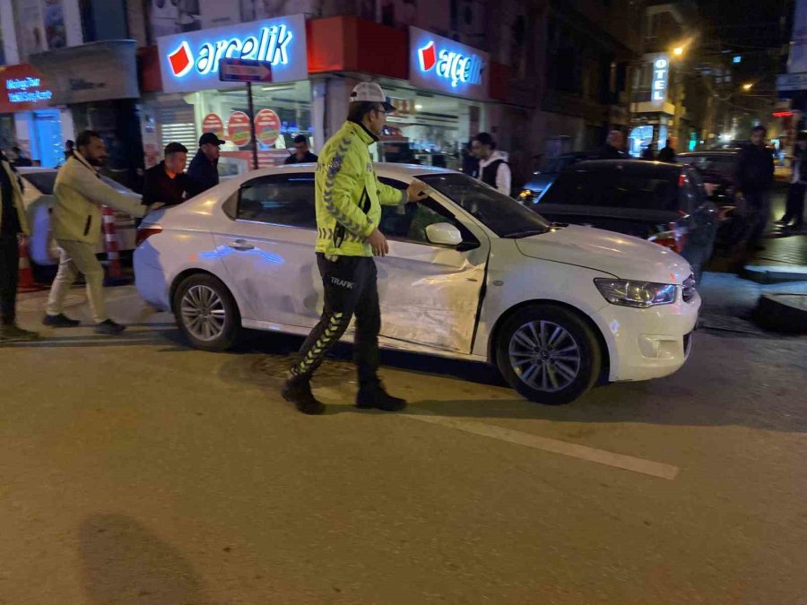 Caddede Çarpışan 2 Otomobilde Maddi Hasar Oluştu