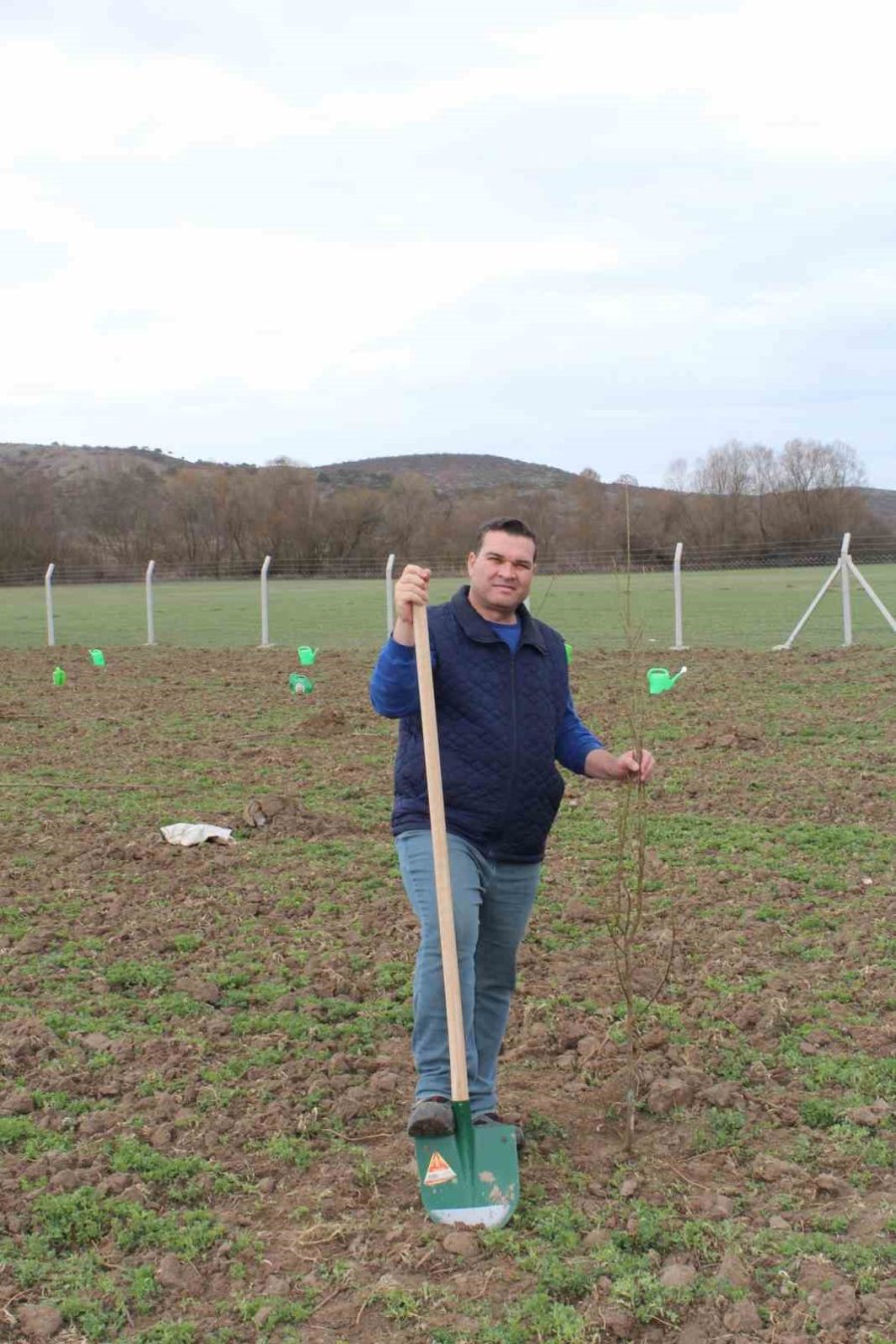 Yükümlüler 10 Çeşit 250 Meyve Fidanı Toprakla Buluşturdu