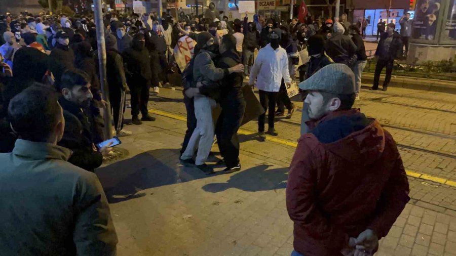 Çoğunluğu Liseli Olan Protestocular Alkolün De Etkisi İle Birbirine Girdi