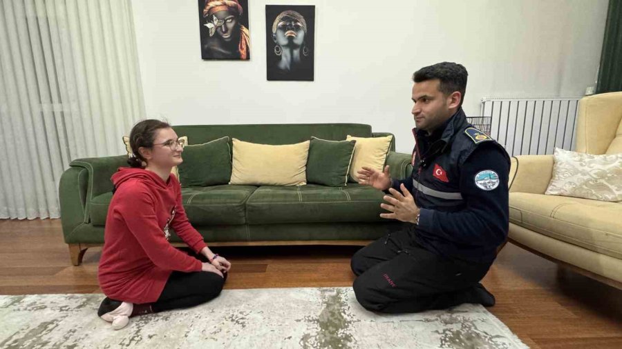 Büyükşehir’den Özel İhtiyaçlı Aleyna’ya Evinde Afet Eğitimi