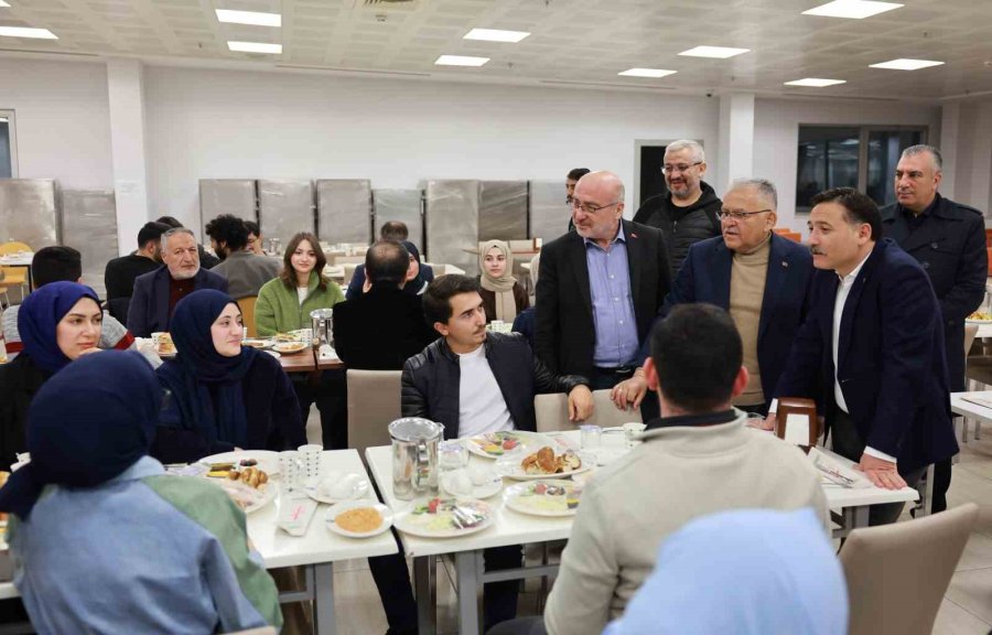 Vali Ve Büyükşehir Belediye Başkanı, Kayü’de Öğrencilerle Sahur Yaptı
