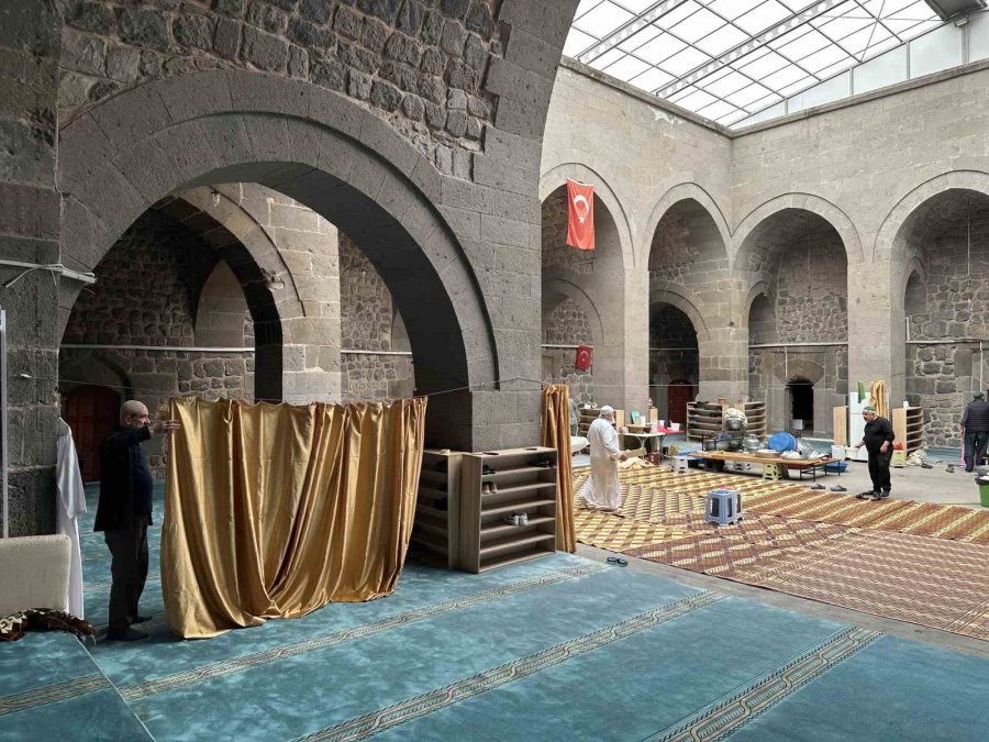 Kayseri’de Vatandaşlar 8 Asırlık Camide İtikafa Girdi