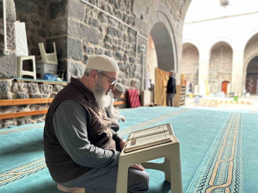 Kayseri’de Vatandaşlar 8 Asırlık Camide İtikafa Girdi