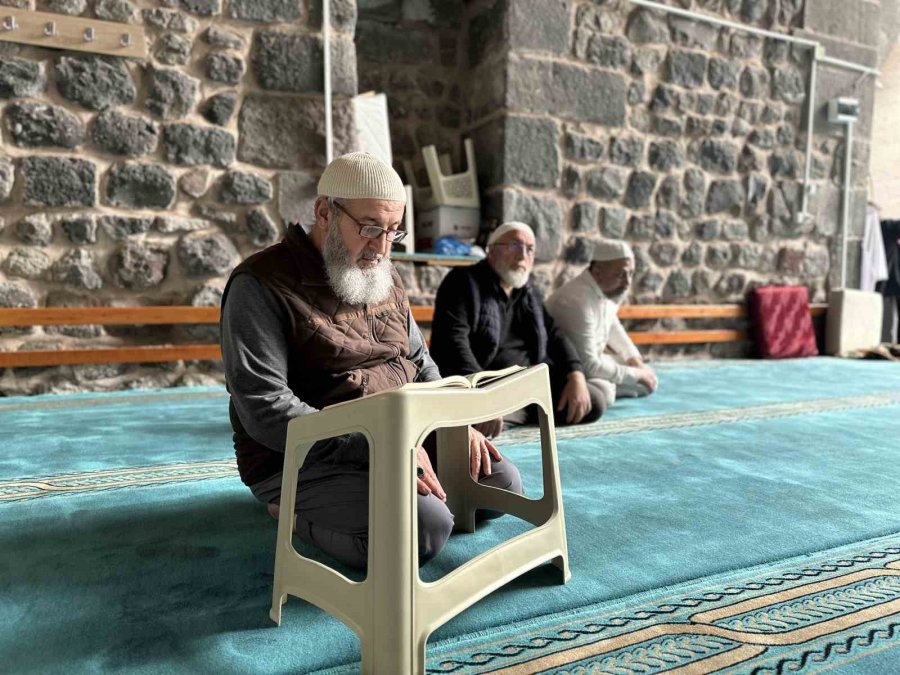 Kayseri’de Vatandaşlar 8 Asırlık Camide İtikafa Girdi