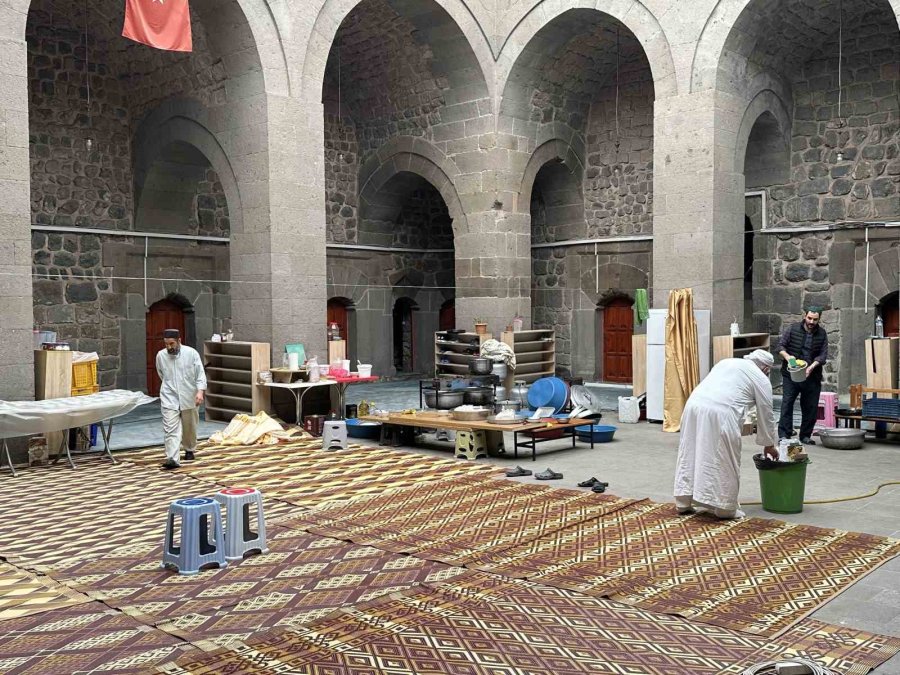 Kayseri’de Vatandaşlar 8 Asırlık Camide İtikafa Girdi