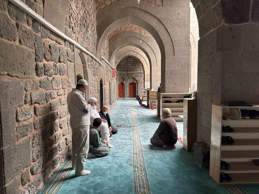 Kayseri’de Vatandaşlar 8 Asırlık Camide İtikafa Girdi